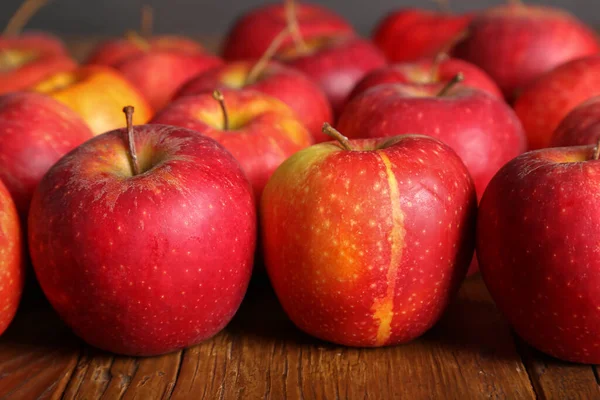 Gros Plan Pommes Rouges Juteuses Mûres Sur Table — Photo