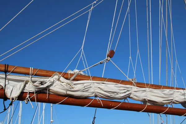 Eine Selektive Fokusaufnahme Weißer Segel Auf Einem Piratenschiff — Stockfoto