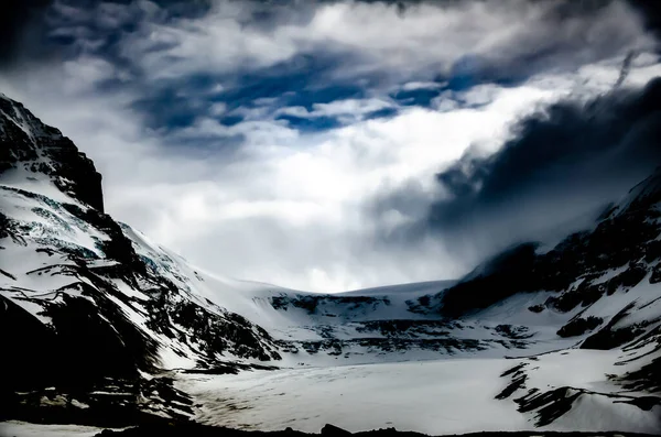 Piękna Sceneria Górskiego Krajobrazu Skalistymi Górami Pokrytymi Śniegiem Pod Słońcem — Zdjęcie stockowe