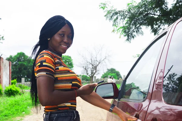 Молодая Афроамериканка Рядом Машиной Помощью Смартфона — стоковое фото