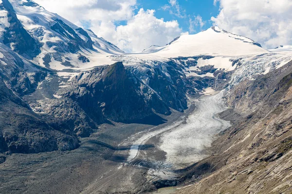 Hög Vinkel Skott Snöiga Berg Molnig Dag — Stockfoto