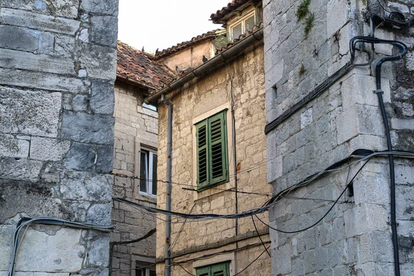 Низкоугольный Кадр Каменных Зданий Старом Районе Сплита Хорватии — стоковое фото