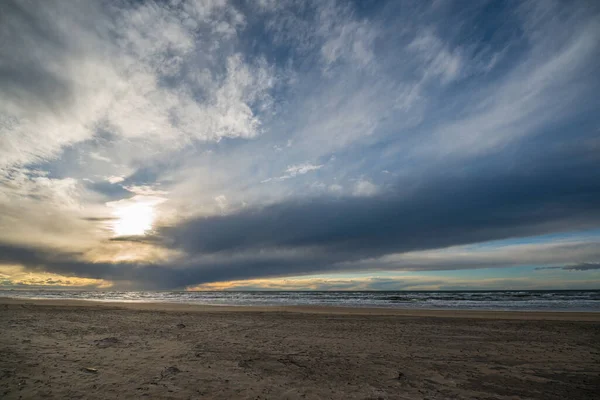 Een Panoramisch Shot Van Zandkust Een Bewolkte Dag Achtergrond — Stockfoto