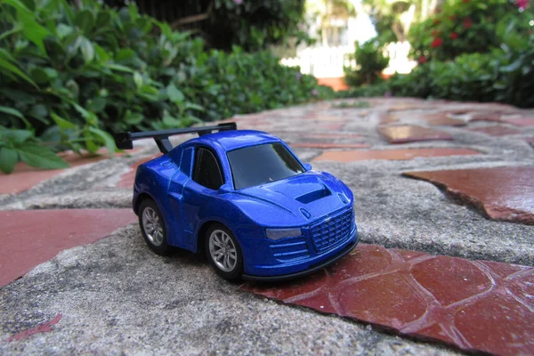 Close Brinquedo Carro Azul Chão Jardim Sob Luz Sol — Fotografia de Stock