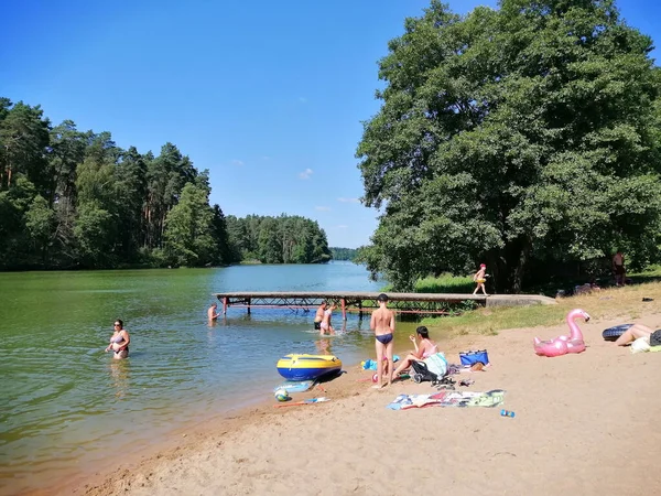 Grzybki Polónia Ago 2020 Pessoas Tomando Sol Perto Água Dia — Fotografia de Stock