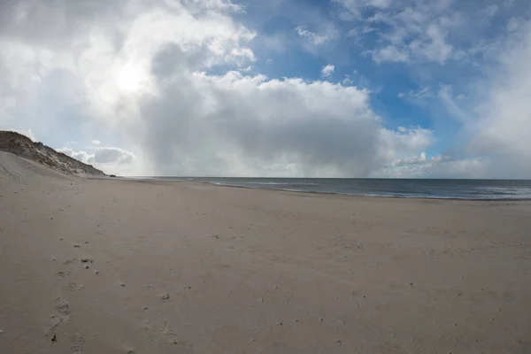 Eine Sonnige Landschaft Mit Einem Schönen Und Ruhigen Sandstrand — Stockfoto