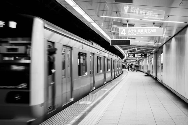 Uma Foto Tons Cinza Estação Metrô Tóquio — Fotografia de Stock