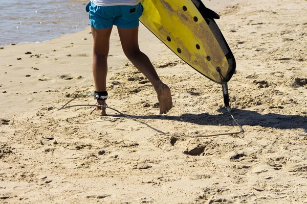Close Uma Pessoa Com Uma Prancha Surf Praia — Fotografia de Stock
