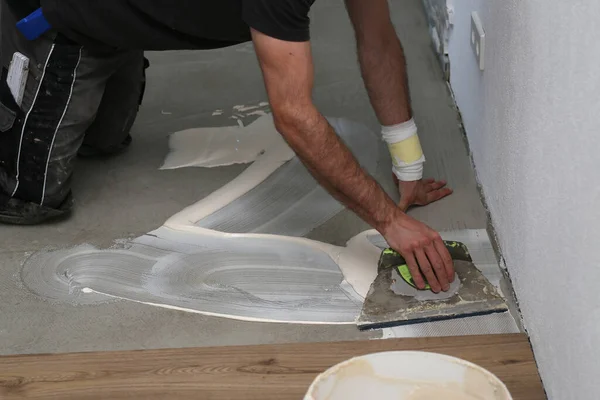 Worker Installing New Vinyl Tile Floor — Stock Photo, Image