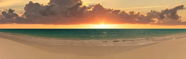 Μια Πανοραμική Λήψη Ενός Πανέμορφου Ηλιοβασιλέματος Πάνω Από Θάλασσα — Φωτογραφία Αρχείου