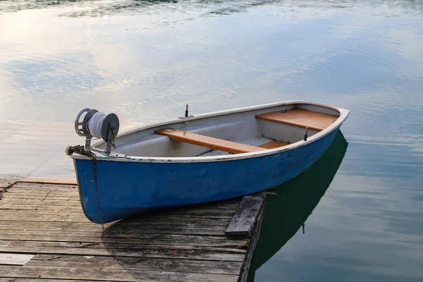 静かな湖に浮かぶ青い漁船 — ストック写真