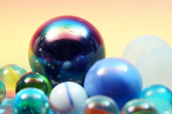 Een Close Shot Van Kleurrijke Glazen Ballen Een Kleurrijke Achtergrond — Stockfoto