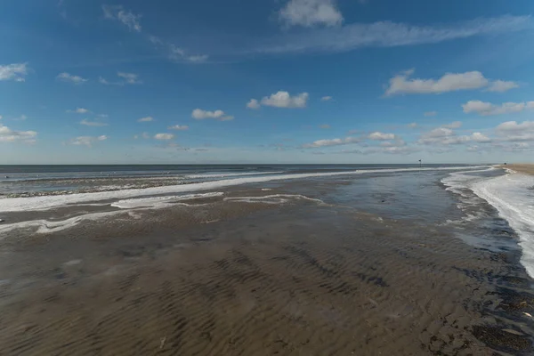 Słoneczny Krajobraz Pięknej Spokojnej Piaszczystej Plaży — Zdjęcie stockowe