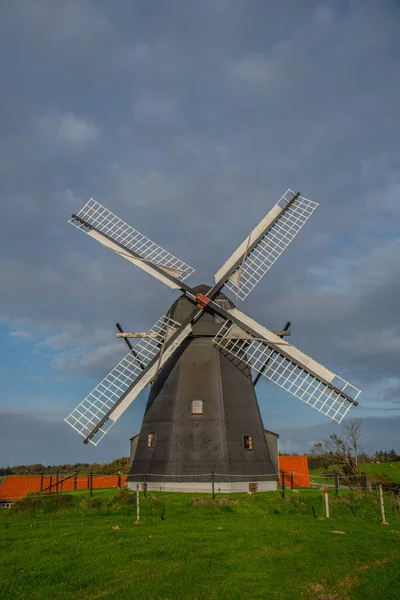 Eine Vertikale Aufnahme Einer Windmühle Aus Schwarzem Stein Auf Einem — Stockfoto