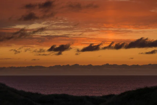 Tiro Panorâmico Uma Paisagem Montanhosa Com Vista Para Mar Durante — Fotografia de Stock