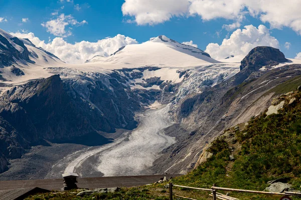 Colpo Alto Angolo Montagne Innevate Una Giornata Nuvolosa — Foto Stock