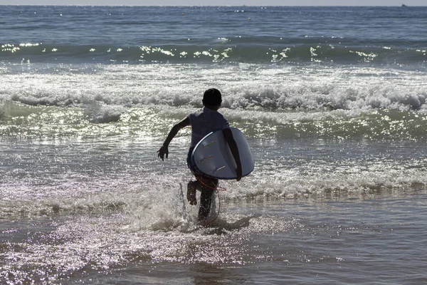 Uma Foto Perto Miúdo Correr Para Mar Com Uma Prancha — Fotografia de Stock