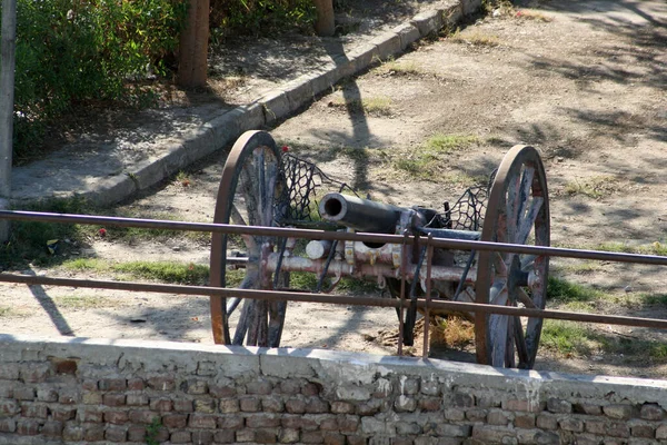 公園にあるアンティークの木製の大砲 — ストック写真