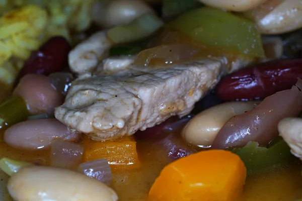 Nahaufnahme Eines Gerichts Mit Weißen Bohnen Und Huhn — Stockfoto