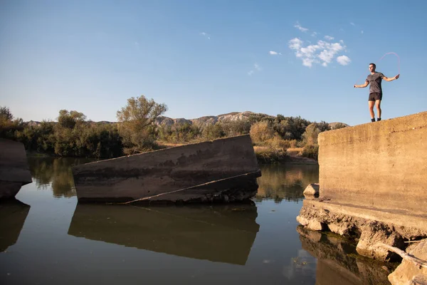 Ένα Αρσενικό Εκπαίδευση Δίπλα Στο Ποτάμι — Φωτογραφία Αρχείου