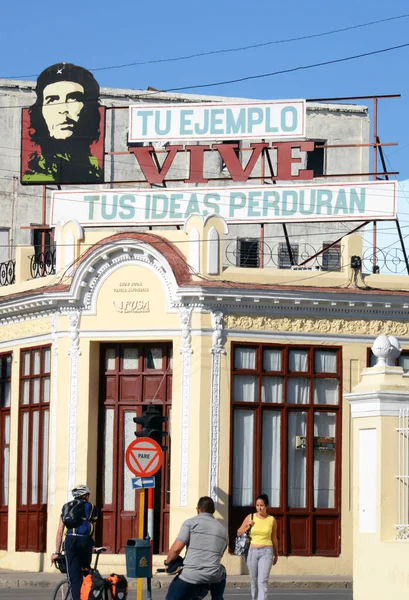 Cienfuegos Cuba 2013年3月4日 キューバ セントラルシエンフエゴス ダウンタウンの卸売店の上にある遍在するチェ ゲバラの写真と引用 自転車も含まれています — ストック写真