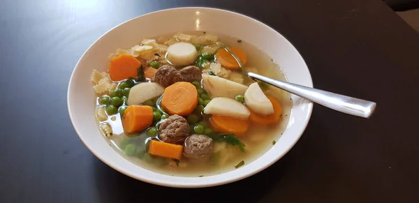 野菜たっぷりのハンガリーの伝統的な肝団子スープ — ストック写真