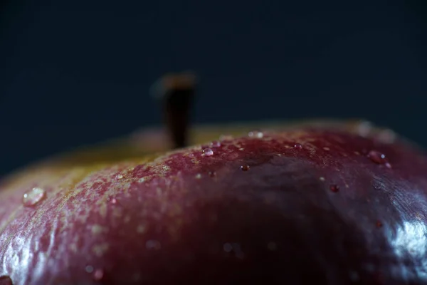 Detailní Záběr Povrch Červeného Jablka Kapkami Vody — Stock fotografie