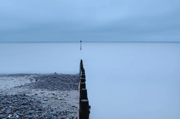 Das Meer Mit Langer Belichtung Umgeben Von Steinen Unter Stürmischem — Stockfoto