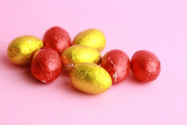 一张用黄色和红色纸包起来的巧克力复活节彩蛋特写照片 — 图库照片