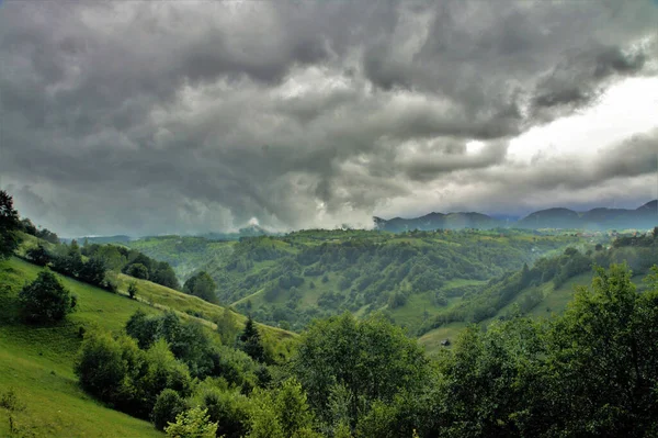 Vacker Bild Skogsklädda Berg Molnig Himmel — Stockfoto