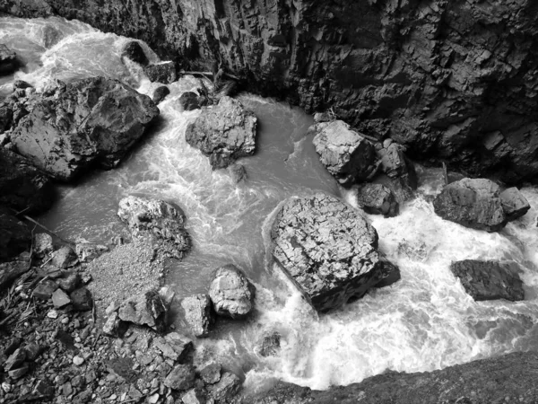 Greyscale High Angle Shot River Flowing Rocks Cliffs — Stock Photo, Image
