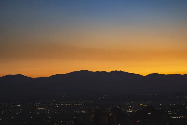 Een Prachtig Uitzicht Bergen Tijdens Oranje Zonsondergang — Stockfoto