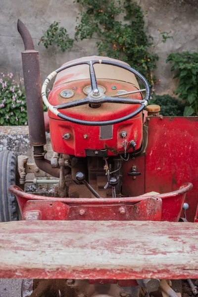 Een Oude Vintage Rode Trekker Geparkeerd Tuin — Stockfoto