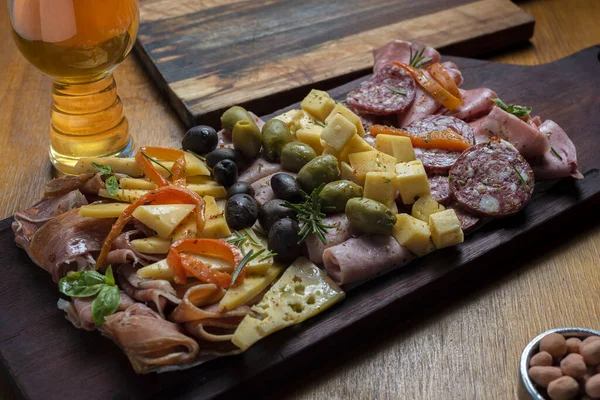 Close Deliciosos Laticínios Carne Prato Madeira Servido Com Cerveja — Fotografia de Stock