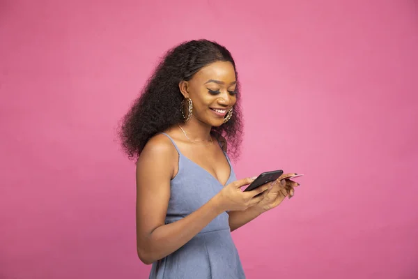 Una Vista Lateral Una Joven Africana Compras Línea Utilizando Teléfono — Foto de Stock