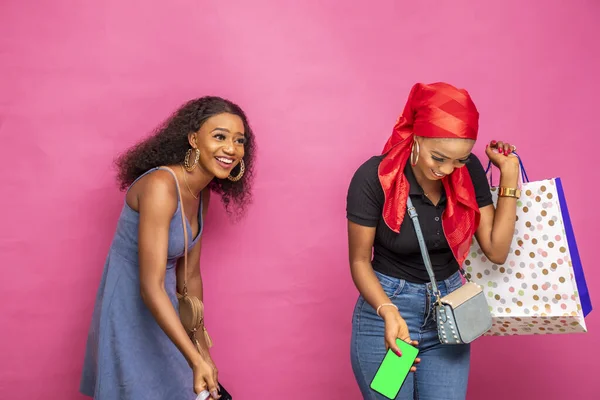 Par Hermosas Hembras Africanas Llevando Bolsas Compras Riendo — Foto de Stock