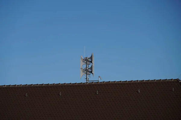 Pára Raios Telhado Uma Casa Com Céu Azul Fundo — Fotografia de Stock