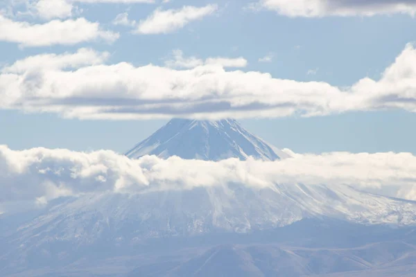 Ncil Deki Bulutlardaki Ararat Dağı Nın Güzel Bir Görüntüsü — Stok fotoğraf