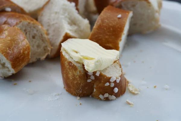 Bretzel Frais Avec Saucisse Fromage — Photo