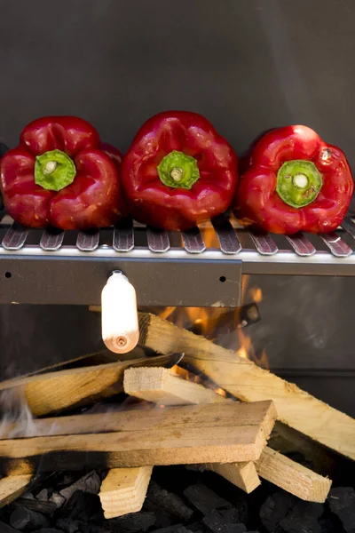 Een Verticaal Shot Van Rode Pepers Grillen Barbecue Met Vlammen — Stockfoto