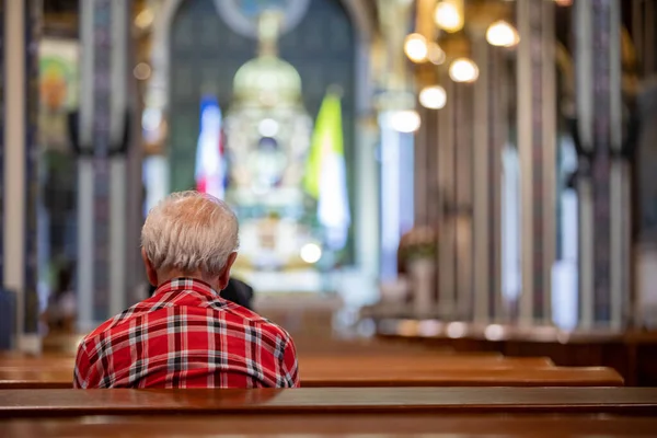 Cartago コスタリカ 2019年6月14日 コスタリカのカルタゴにあるロサンゼルス教会に座っている老人の教区 — ストック写真
