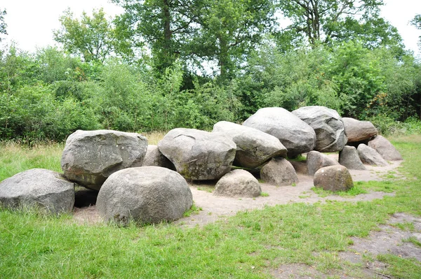 花园中的一些大而未成形的石头 — 图库照片