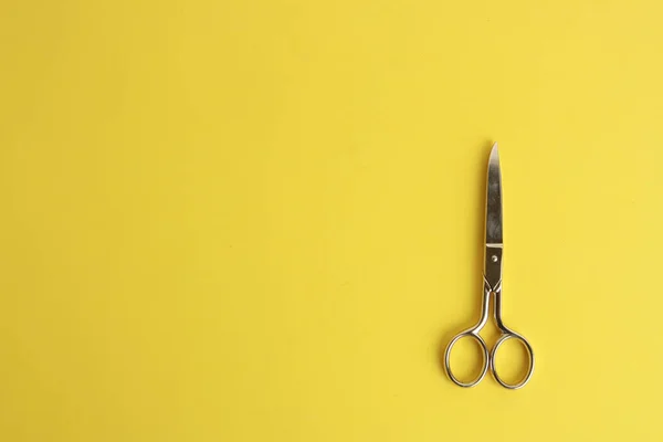 Primer Plano Tijeras Sobre Fondo Amarillo — Foto de Stock