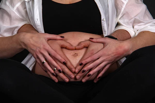 Detailní Záběr Rukou Složených Břiše Podobě Srdce — Stock fotografie