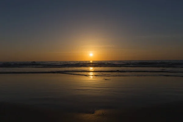 Ein Majestätischer Sonnenuntergang Über Einem Welligen Friedlichen Meer — Stockfoto