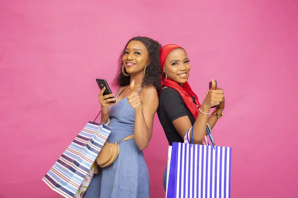 Dos Jóvenes Damas Africanas Felices Posando Con Bolsas Compras Con — Foto de Stock