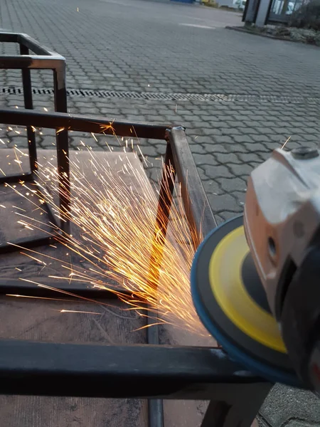 Eine Vertikale Aufnahme Eines Arbeiters Schleift Das Metall Mit Einer — Stockfoto