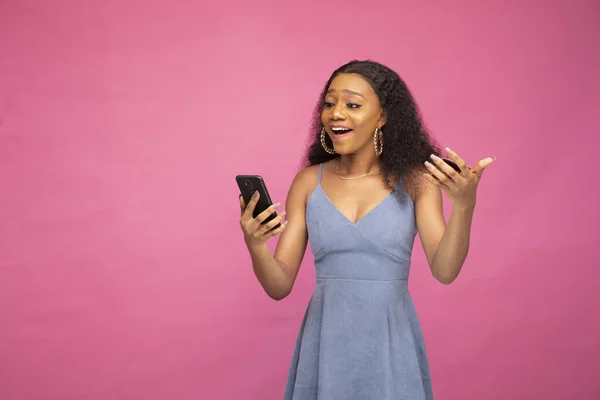 Una Joven Africana Emocionó Primera Compra Línea Con Teléfono Inteligente — Foto de Stock