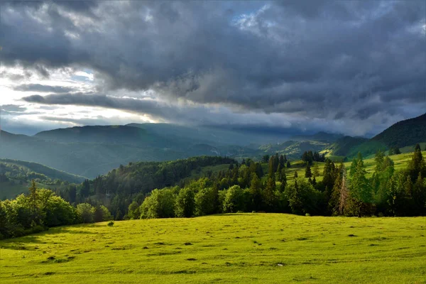 Vacker Bild Skogsklädda Berg Molnig Himmel — Stockfoto