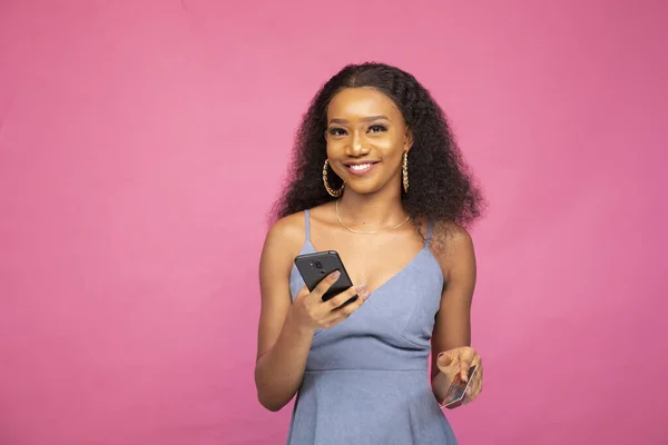 Una Joven Africana Que Compra Línea Con Smartphone Una Tarjeta — Foto de Stock